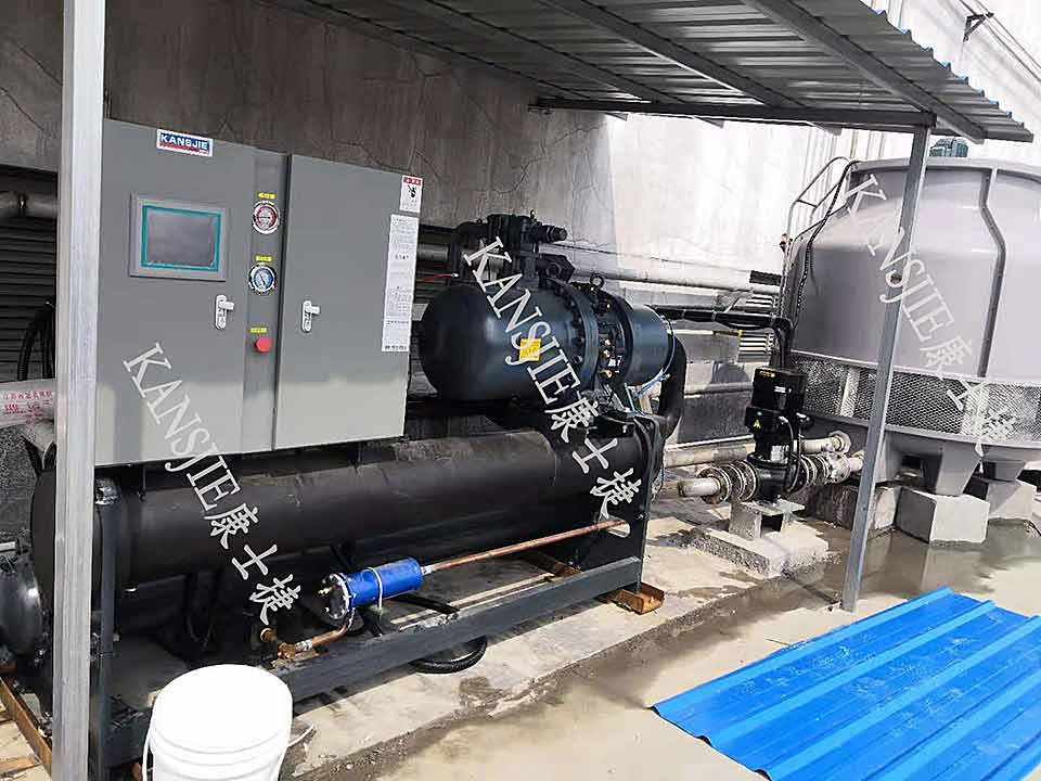 螺桿式冷水機(jī)組現(xiàn)場(chǎng)使用照片